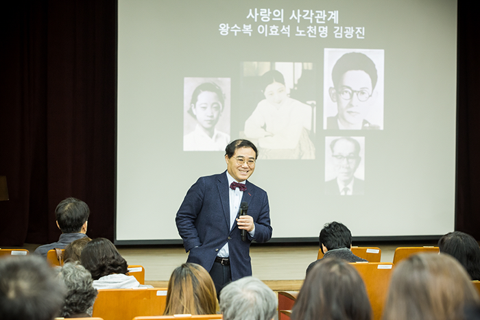 <고도의 정한》을 부른 가수 왕수복에 대해 이야기하고 있는 임진모 평론가