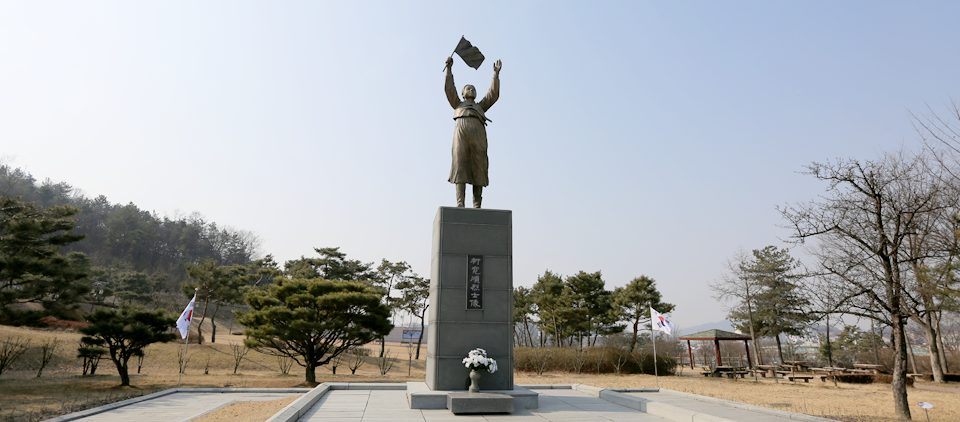 유관순 열사 유적 내에 유관순 열사의 동상이 우뚝 서 있다