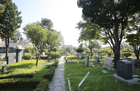 호머 헐버트를 비롯한 외국인 선교사 등이 영면한 양화진 외국인 선교사 묘원의 전경. 가운데로 돌길이 나 있으며 우측 잔디밭에는 십여 개의 비석이 자리하고 있다.