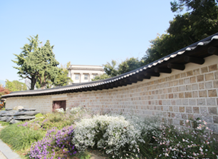 서울시립미술관의 한국적인 기와 벽이 늘어서 있다.