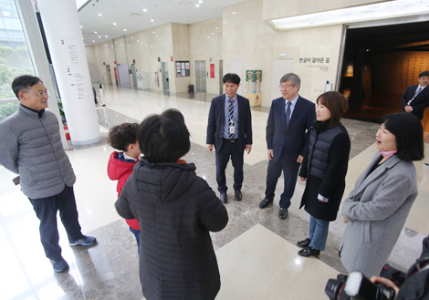 심동섭 관장을 비롯한 네 명의 박물관 관계자가 두 명의 노인과 한 어린이 등 가족관람객을 환영하고 있다.