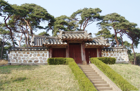 백일헌 종택의 정문. 20여 개의 계단 위로 돌벽이 세워져 있고, 세 개의 나무문이 나란히 자리해 있다.