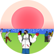 녹색 들판 위에 여러 사람과 바다, 태양이 함께 보이는 그림이다. 가운데에 있는 남성은 하얀 패딩을 입고 빨간 장갑을 꼈으며, 오른손엔 휴대전화를 들고 있다. 왼쪽에 있는 남성은 왼팔과 왼발을 뻗고 있다. 오른쪽에 있는 세 명은 태양을 바라보고 있다.