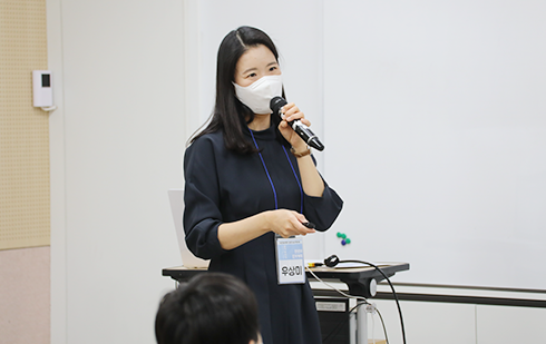 교육 담당자가 학생과 학부모들에게 설명하고 있다.