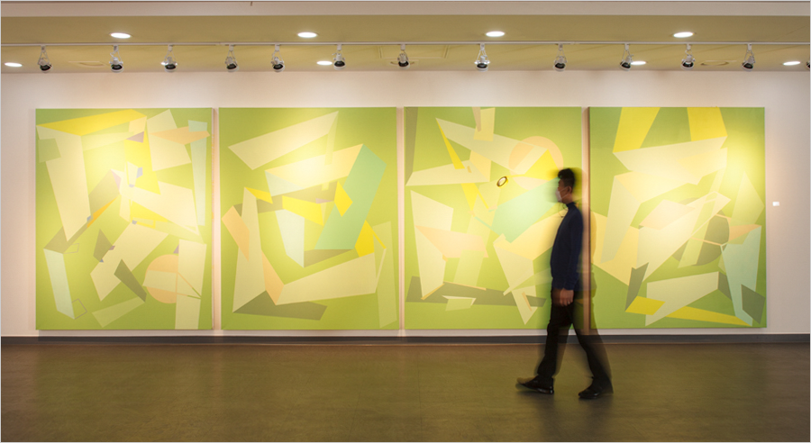 금보성 작가의 전시회 사진이다. 밝은 조명 아래 4개 작품이 놓여있는데, 연두색 배경에 노란색, 옅은 노란색, 초록색 등의 도형들이 각각 그려져 있다.