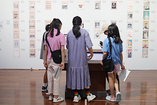 기획 전시 <어린이 나라>와 연계하여 국립한글박물관과 한국방정환재단이 공동으로 기획한 ‘잡지 『어린이』 특집호 만들기’ 현장 사진이다. 어린이들이 갈색으로 설치된 장 안에 있는 화면을 보고 있다.