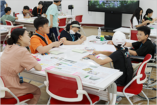기획 전시 <어린이 나라>와 연계하여 국립한글박물관과 한국방정환재단이 공동으로 기획한 ‘잡지 『어린이』 특집호 만들기’ 현장 사진이다. 어린이들이 조별로 나눠 잡지를 만들고 있다.