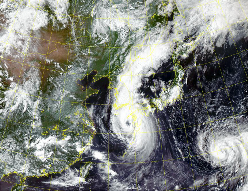 지난 8월 당시 한반도로 다가오고 있던 태풍 카눈의 위성 사진이다. 태풍 카눈이 아래쪽 일본을 지나 한반도를 향해 오고 있다.