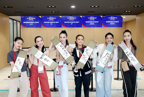 2023 강릉 세계합창대회 6명의 여성 참가자들이 본인의 이름이 쓰인 한글 캘리그라피를 들고 정면을 바라보고 있다. 