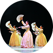 11월 토요문화행사 출연단체 류무용단의 공연 사진이다. 노란색과 분홍색 한복을 입은 여성 공연단이 왼쪽을 바라보며 왼손은 일자로, 오른손엔 부채를 들고 공연하고 있다.