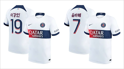 파리 생제르맹이 공개한 한글 유니폼 사진이다. 흰색 유니폼에 ‘이강인’이라고 한글로 적힌 유니폼과 프랑스 유명 축구 선수 킬리안 음바페의 유니폼, ‘음바페’라고 한글로 적힌 유니폼이 나란히 있다.