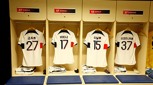 파리 생제르맹 선수들이 한글 유니폼을 입고 뛴 날 경기 전 라커룸 사진이다. ‘은두르’, ‘비티나’, ‘다닐루’, ‘슈크리니아르’라고 한글로 적힌 유니폼들이 걸려 있다.