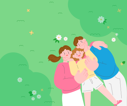 가족 3명이 푸른 잔디밭에 누워 하늘을 보고 있다. 왼쪽 엄마는 분홍색 티를 입고 있고 노란색 티를 입은 아이가 중앙에 있다. 파란색 치를 입은 아빠는 오른쪽에 누워서 엄마 아빠가 가운데 있는 아이를 감싸고 있다.