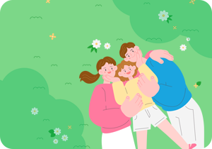 가족 3명이 푸른 잔디밭에 누워 하늘을 보고 있다. 왼쪽 엄마는 분홍색 티를 입고 있고 노란색 티를 입은 아이가 중앙에 있다. 파란색 티를 입은 아빠는 오른쪽에 누워서 엄마 아빠가 가운데 있는 아이를 감싸고 있다.