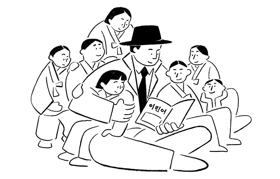 모자를 쓰고 정장에 코트를 입은 한 남성이 앉은 채로 아이들에게 책을 읽어주고 있다.