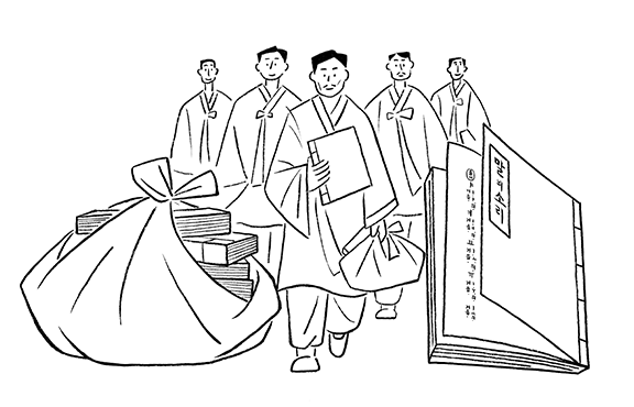 한복을 입은 남성 다섯 명이 있다. 가운데 남성이 오른손에 책 한 권을, 왼손에 보따리를 들고 있다. 가운데 남성 왼쪽에 보자기로 싸여 있는 책들이 있고, 오른쪽에는 ‘말의 소리’라는 책이 있다.