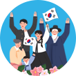 배경은 하늘색이고 위에 구름 네 점이 있다. 구름 밑으로 다섯 명의 사람이 있다. 오른쪽 가운데에 있는 여자는 한복을 입은 채로 두 손을 높게 들고 있는데, 그의 왼손에는 태극기가 있다. 여자 오른쪽에 있는 남자도 한복을 입고 있는데, 그는 갓을 쓰고 있으며 하얀색 수염을 길렀다. 그도 양손을 높게 들었다. 가운데에는 옛날 검정색 교복을 입은 남자가 서 있다. 그 역시 두 손을 높게 들고 있다. 교복을 입은 남자 앞에 한복을 입은 할머니와 어린아이가 있다. 할머니는 왼손으로 태극기를 들고 있다. 다섯 사람 모두 웃고 있다. 사람들 앞에는 여러 개의 무궁화가 있으며, 왼쪽에는 태극기가 꽂혀 있다. 꽃들은 분홍색과 흰색 등을 띠고 있다.