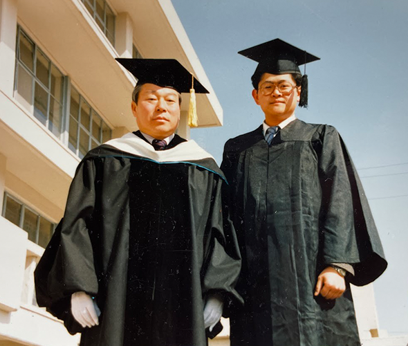 1987년 2월 25일 학사 졸업식에서 강신항 교수와 제자 정호성이 함께 찍은 사진이다. 두 사람 모두 학사모를 쓰고 있고, 졸업 가운을 걸치고 있다.